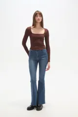 Remera blanca de manga larga y corte ajustado al cuerpo, con escote cuadrado.