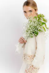 Camisa blanca de lino con bordados y mangas largas.