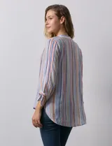 Blusa estampada con cuello a la base y escote en V. Manga 3/4 con lazo.