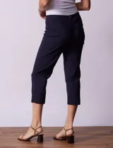 Pantalón capri blanco en gabardina elastizada, marca Zac & Rachel. Pretina ancha elastizada. Delantera y trasera con bolsillos simulados.