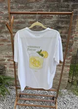 Remera blanca de algodón con estampado de un vaso de limonada pixelado y la frase "Summer Flavor".