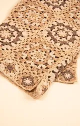 Musculosa tejida a crochet con cuadrados de la abuela en tonos marrón y beige.