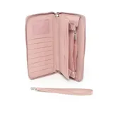 Billetera grande color nude, con diseño acolchado en forma de rombos y logo metálico plateado. Tiene cierre perimetral y múltiples compartimentos internos.