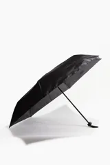 Paraguas negro plegable con funda y mango telescópico.