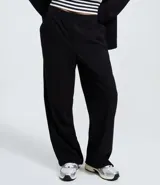 Pantalón de vestir femenino, color bordó, de corte recto y tiro alto, confeccionado en tejido de poliéster y viscosa. Presenta bolsillos tipo cuchillo.