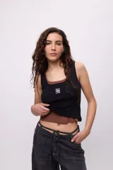 Musculosa marrón de lycra y algodón, con logo bordado en color amarillo.