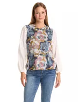 Buzo de la marca Zac & Rachel con estampado floral en tonos azules, rosados y verdes en el cuerpo, y mangas largas blancas con textura de rayas. Tiene cuello redondo.