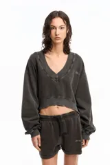 Buzo corto color gris oscuro con escote en V y mangas largas abullonadas.