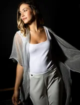 Kimono gris de gasa plisada con detalles de lurex.