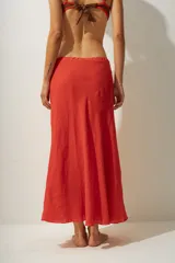 Falda midi de cuero color blanco, corte evasé y cintura alta.