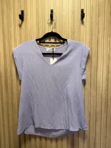 Blusa negra de viscosa con escote en V y mangas cortas.