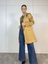 Blazer beige de poliéster con corte entallado, terminaciones impecables, bolsillos funcionales y forro interior suave.