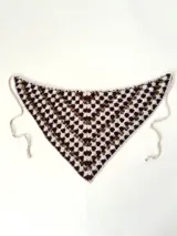 Bandana triangular tejida a crochet con hilo de algodón en color marrón y blanco.