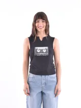 Musculosa negra con cuello en V y estampado de un casete.