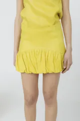 Minifalda color ladrillo con cintura alta y ruedo con volados.