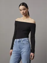 Remera negra de canalé con escote bardot y mangas largas.