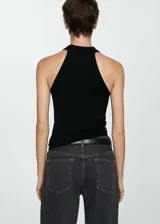 Top verde esmeralda de tejido de punto fino, cuello halter y diseño entallado.
