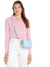 Bandolera Tommy Jeans Essential para mujer, color celeste, de forma rectangular con correa ajustable con hebilla plateada. Cuenta con logo de la marca en la parte frontal.