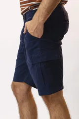 Bermuda color beige con bolsillos cargo laterales.