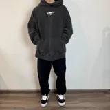 Pantalón de jean gris oscuro, corte mom, de tiro alto y pierna recta.