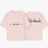 Camiseta negra con diseño minimalista y texto gráfico destacado en el frente.