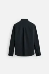Camisa azul marino de algodón con textura jacquard, corte relaxed fit, cuello solapa, manga larga con puños abotonados y cierre frontal con botones.