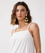 Vestido largo blanco de algodón con tirantes finos, escote cuadrado, detalles de laise en escote y ruedo, y lazo trenzado para atar en la cintura.