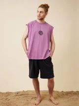 Musculosa de algodón color lila con estampado circular en el pecho.