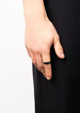 Anillo plateado de acero quirúrgico con franja central negra. Diseño unisex, moderno y minimalista.
