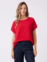 Blusa roja de crepe, con cuello a la base y manga corta con presilla y botón.