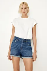 Short de jean azul de tiro alto con cinco bolsillos, confeccionado en denim de algodón y con dobladillo cosido.