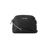 Bandolera negra de cuero sintético con logo Guess plateado en el frente, cierre superior con cremallera, correa de cadena y correa ajustable del mismo material.