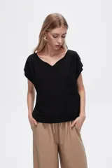 Blusa color marrón claro de viscosa con cuello en V y mangas cortas.