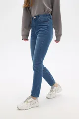 Pantalón de jean azul de tiro alto, corte skinny y cinco bolsillos.