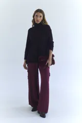 Pantalón cargo de seda color terracota, con corte ancho y bolsillos laterales.