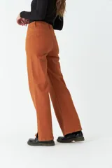Pantalón de gabardina negro, de tiro medio y corte recto cropped.