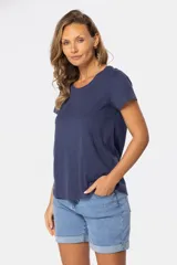 Remera azul marino de cuello redondo y manga corta, de tejido suave al tacto.