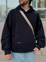 Hoodie negro de felpa con frisa premium, corte boxy y calce amplio. Estampado en serigrafía con la frase "Your way of thinking makes me hot".