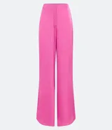 Pantalón pantalona con tejido satinado y barras amplias. Corte amplio, los pantalones Pantalona aportan mucho más que estilo y personalidad al look. Libertad y comodidad también traducen muy bien lo que representa el modelo. La pieza, que es un clásico del guardarropa femenino, es bastante democrática, ya que no marca las piernas y se adapta muy bien a diferentes tipos de cuerpos. Ganando espacio para las próximas temporadas, ¡vuelven las piezas con superficie satinada! Son superdemocráticos, aportando ligereza y estilo a los looks. Las telas satinadas aportan un toque de sofisticación al look, pero van mucho más allá. Hoy el raso también está presente en looks con un toque street, más urbano, componiendo con prendas texturizadas, más pesadas y con diferentes tejidos, como el jean. ¡Apuesta a esta tendencia que viene con todo en Renner!