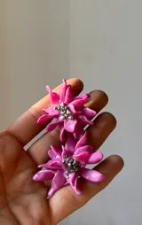 Par de aros con forma de flor rosa hechos a mano en porcelana con apliques de pirita. El perno de la caravana es de acero.
