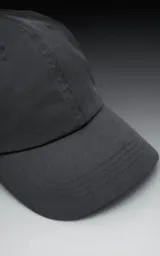 Gorra de béisbol color gris oscuro, de estilo casual.