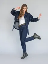 Botín de cuero color verde oscuro con sistema de ajuste mediante cordones negros y suela de poliuretano flexible. Presenta una caña de 10 cm y un taco de 3 cm, ofreciendo un diseño ergonómico y confortable para el uso diario.