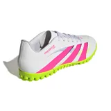 Championes de fútbol Adidas Predator Club Tf, color blanco con detalles en rosa y suela verde.