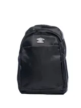 Mochila negra lisa con logo Umbro en el frente.