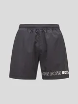 Short de baño negro marca BOSS, modelo Dolphin, con logo repetido en blanco en el ruedo.