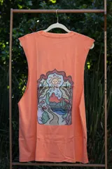 Musculosa sin mangas, color negro con efecto acid wash, con un pequeño estampado frontal de tres hongos estilizados en tonos naranja y blanco.