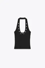 Camiseta negra de rib con efecto lavado, cuello halter y escote redondo. Detalle de arandelas metálicas en el escote.