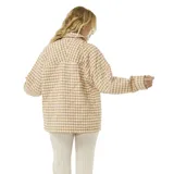 Campera beige con estampado a cuadros, cuello camisero, cierre con botones a presión, bolsillos laterales y diseño acolchado.