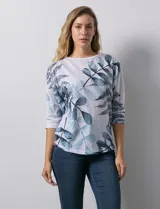 Buzo blanco con estampado de hojas en tonos azulados, de cuello redondo y mangas 3/4.