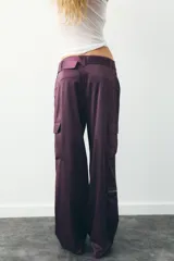 Pantalón cargo color ciruela de tiro medio con bolsillos delanteros, laterales y traseros. Incluye cinturón de la misma tela con hebilla metálica.